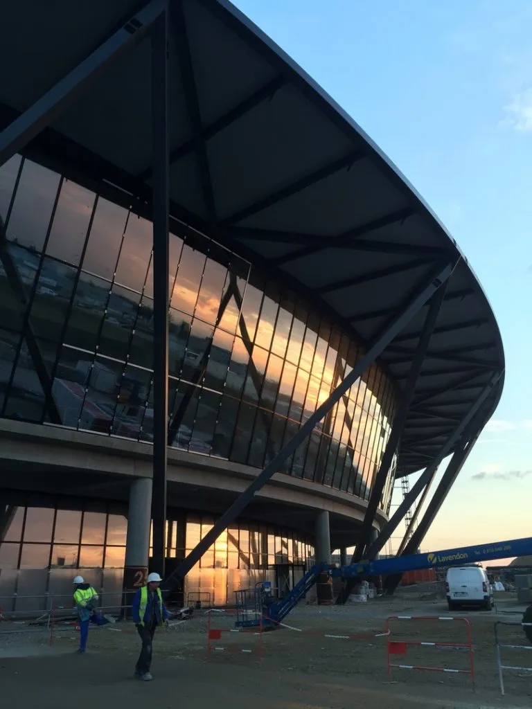 Réseau de gaines de ventilation installé à l’aéroport Lyon-Saint-Exupéry